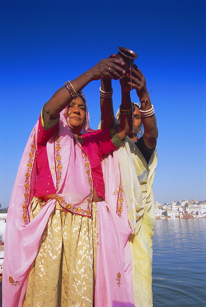 Women at the Hindu pilgrimage to holy Pushkar Lake, Rajasthan State, India, Asia