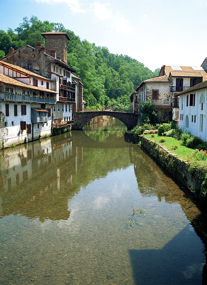 River Nive, St. Jean Pied de Port, Pays Basque, Pyrenees Atlantique, Aquitaine, France, Europe