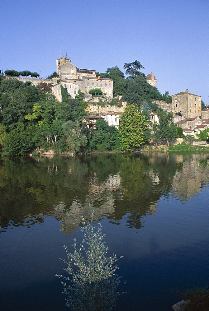 River Lot, Puy l'Eveque, near Cahors, Lot, Midi Pyrenees, France, Europe