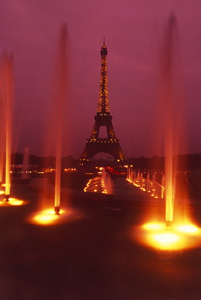 View of the Eiffel Tower from fountains of Palais de Chaillot, Paris, France, Europe