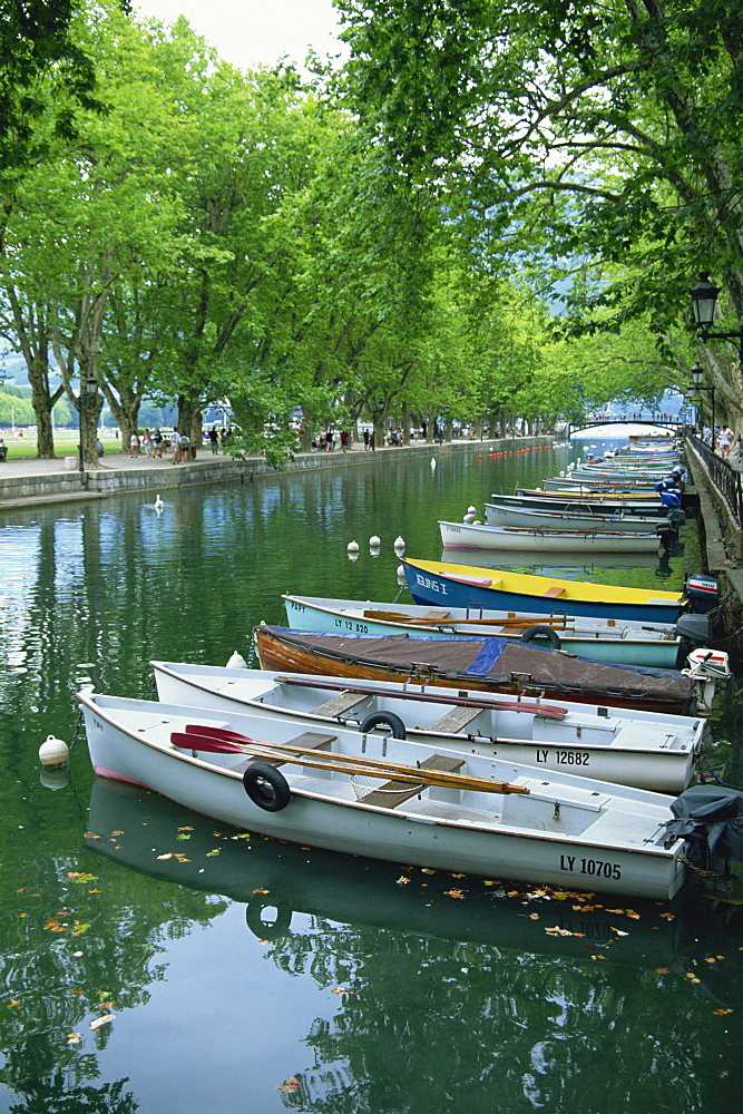 A line of rowing boats along the Canal near the Pont des Amours, in Annecy, Haute Savoie, Rhone Alpes, France, Europe