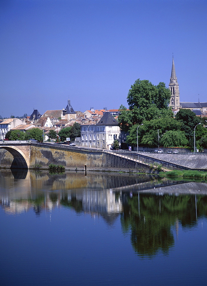 Bergerac, and the River Dordogne, Dordogne, Aquitaine, France, Europe