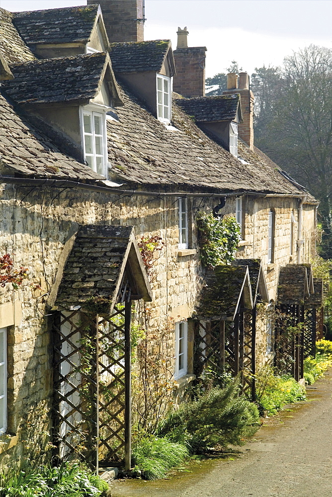 Honey coloured terraced stone cottages, Winchcombe village, the Cotswolds, Gloucestershire, England, United Kingdom, Europe