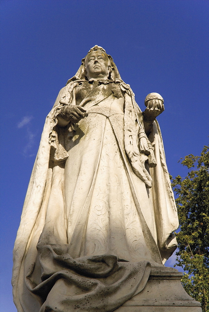 Statue of Queen Victoria outside the Town Hall, Royal Leamington Spa, Warwickshire, England, United Kingdom, Europe