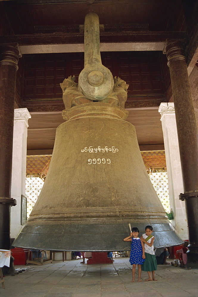 The world's largest hung bell, the Mingun bell made 1808 weighing 90 tons, Myanmar (Burma), Asia