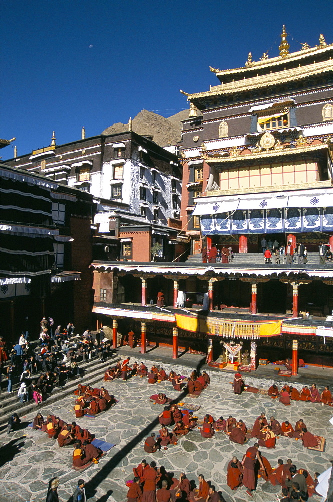 Monks debate in main courtyard, Tashilhunpo monastery, Shigatse (Xigatse), Tibet, China, Asia