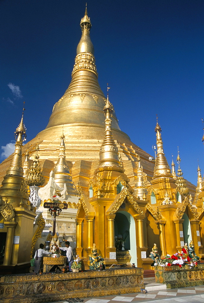 Shwedagon Paya (Shwe Dagon Pagoda), Buddhist temple, golden zedi (stupa) in paya compound, Yangon (Rangoon), Myanmar (Burma), Asia