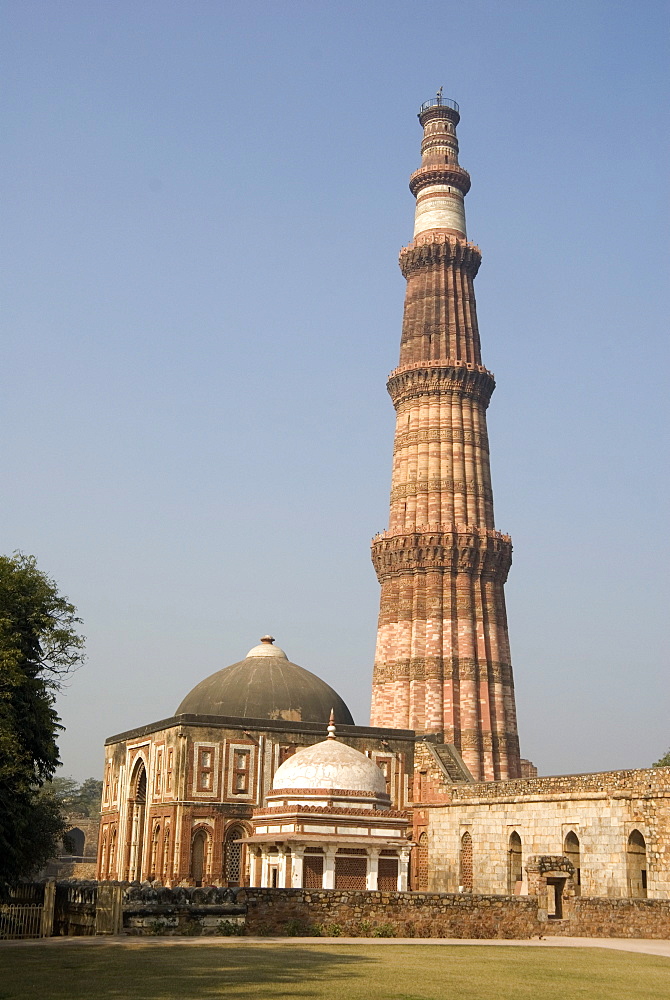 Qutb Minar, victory tower 73m high, built between 1193 and 1368 of sandstone, UNESCO World Heritage Site, Delhi, India, Asia