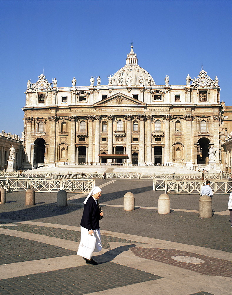 Nun in St. Peter's Square, Vatican, Rome, Lazio, Italy, Europe