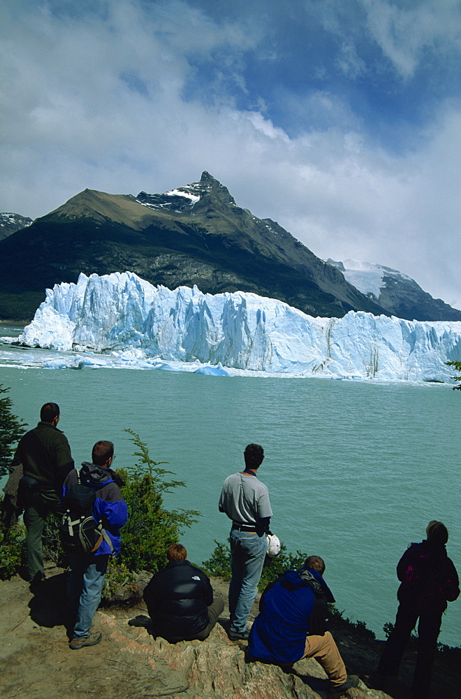 Tourists looking at Moreno Glacier, Park National Los Glaciares, UNESCO World Heritage Site, Argentina, South America