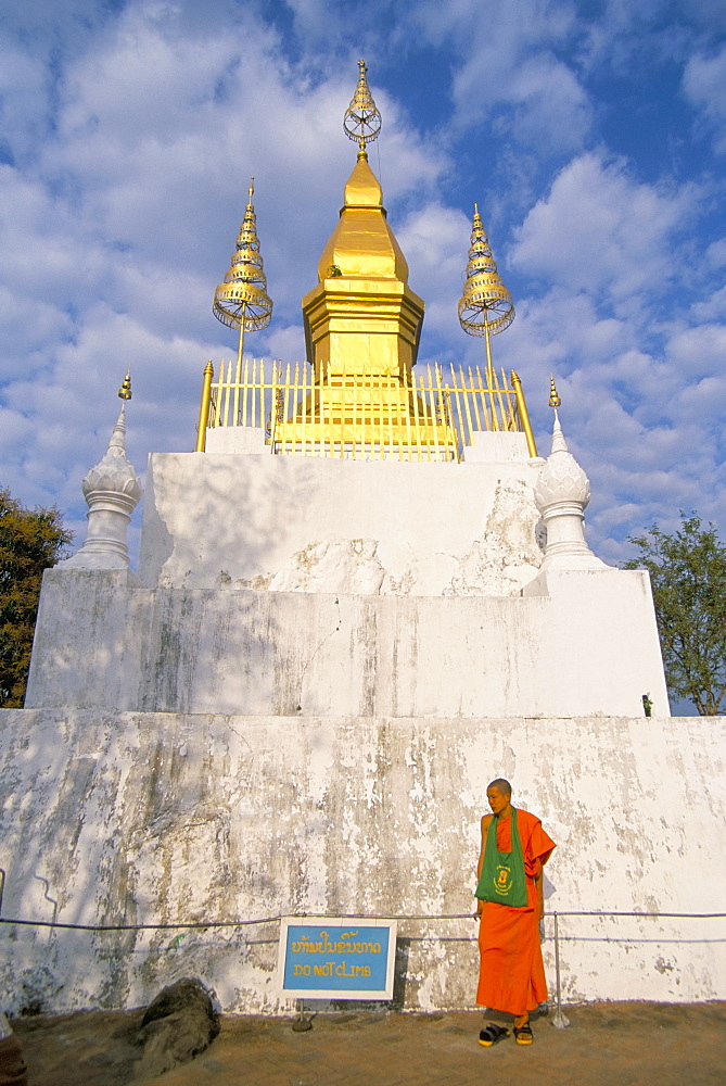 Buddhist monk, That Chomsi, Phu Si hill, Luang Prabang, Laos, Indochina, Southeast Asia, Asia