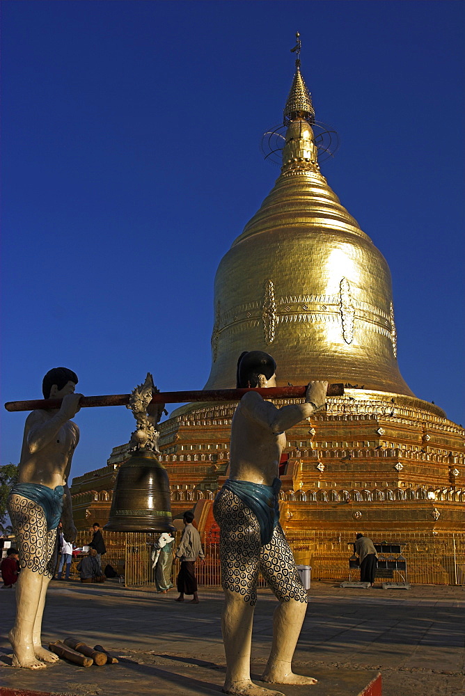 Pilgrims at Lawkananda Pagoda built by  King Anawrahta in 1059 A.D to enshrine a Holy Tooth replica, Bagan Myothit, Bagan (Pagan), Myanmar (Burma), Asia