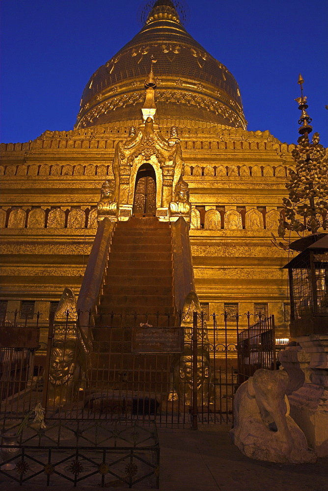 Between the villages of Nyaung U and Wetkyi-in, Shwezigon Paya first built by King Anawrahta and completed by King Kyansittha in 1087, Bagan (Pagan), Myanmar (Burma), Asia 