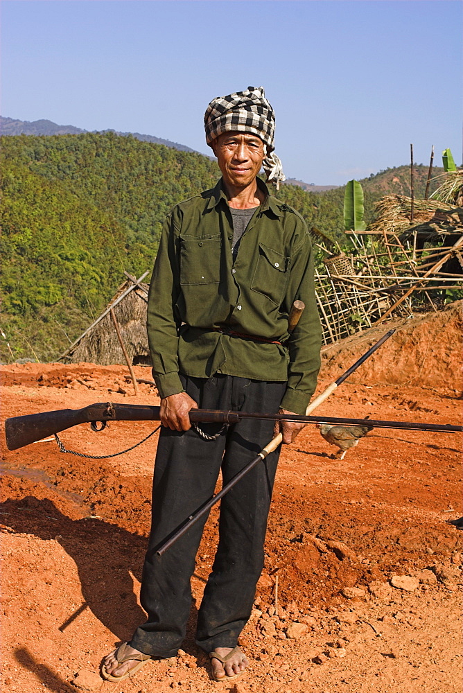 Ann man carrying gun coming back from hunting trip, Ann village, Kengtung (Kyaing Tong), Shan State, Myanmar (Burma), Asia