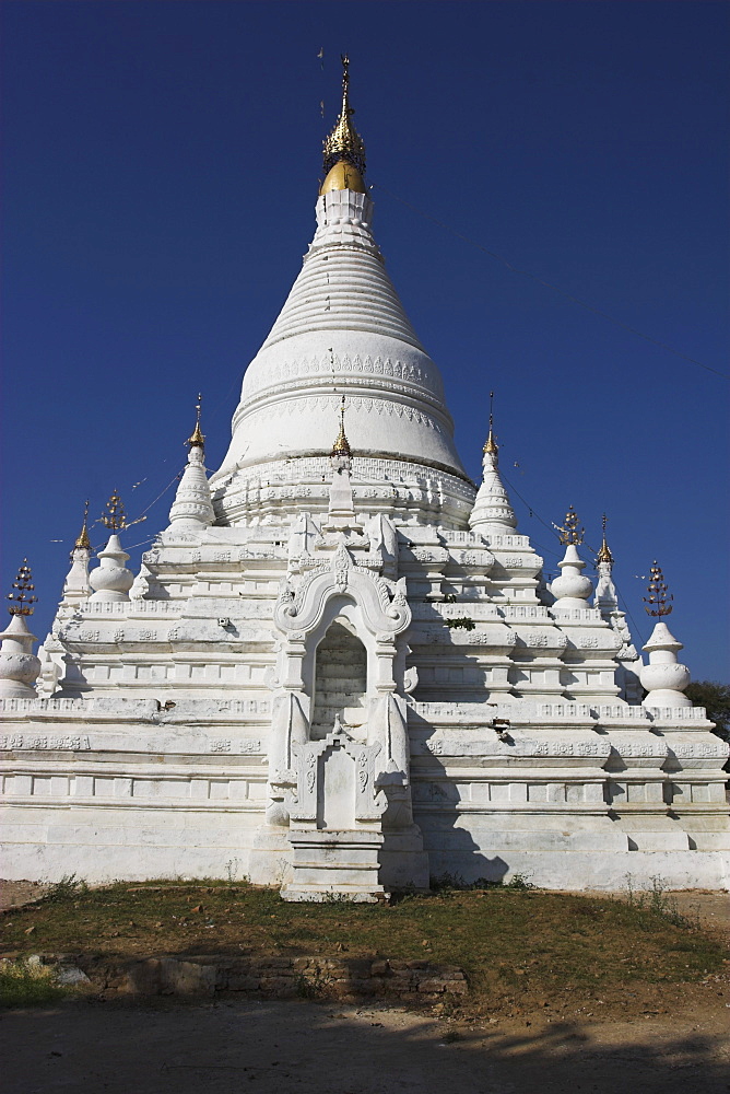 Between the villages  Nyaung U and Wetkyi-in, pagoda (paya) near Shwezigon Paya, Bagan (Pagan), Myanmar (Burma), Asia