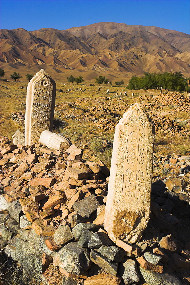 Tombs near Ghorid (12th century) ruins believed to be a mausoleum or madrassa, Chist-I-Sharif, Ghor (Ghur) (Ghowr) province, Afghanistan, Asia