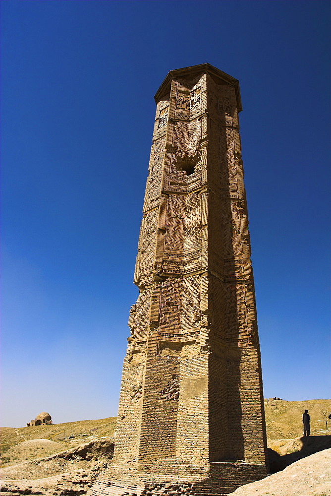 Man looking at Minaret of Bahram Shah one of two early 12th century minarets, Ghazni, Afghanistan, Asia