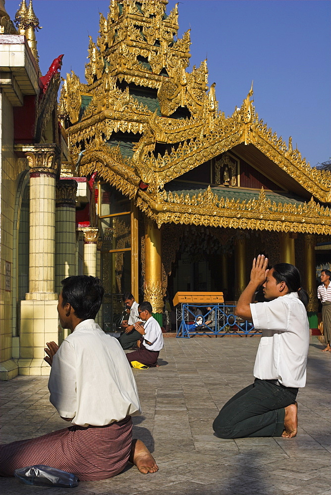 Worshippers at Sule Pagoda (Sule Paya), Yangon (Rangoon), Myanmar (Burma), Asia