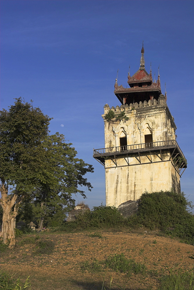 Nanmyin watchtower (the leaning tower of Ava), 27m high, damaged by 1838 earthquake, all that remains of the palace built by King Bagyidaw, ancient city of Inwa (Ava), Mandalay, Myanmar (Burma), Asia