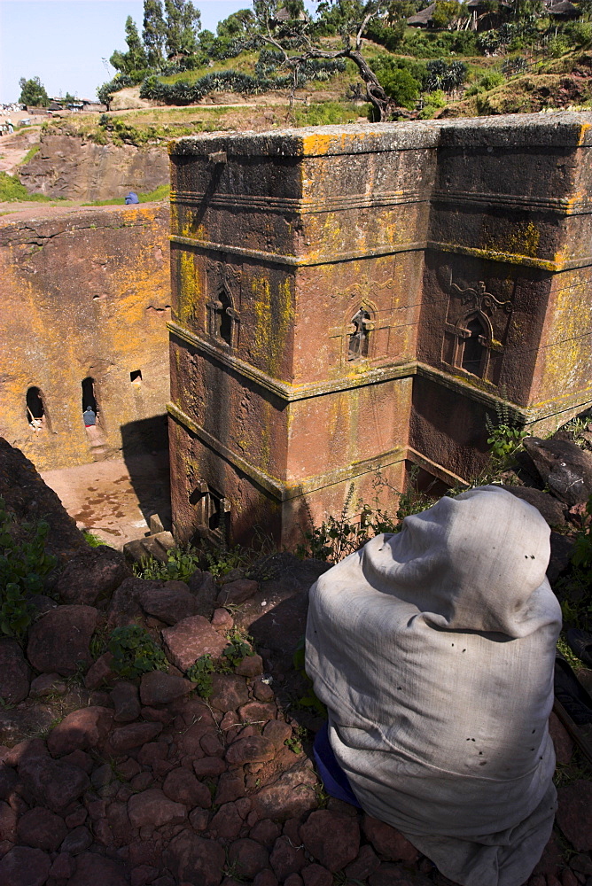 Pilgrim at the rock-hewn monolithic church of Bet Giyorgis (St. George's), Lalibela, UNESCO World Heritage Site, Ethiopia, Africa