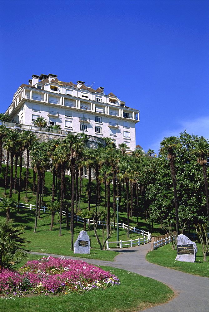 Palmeraie and Boulevard des Pyrenees, Pau, Bearn, Aquitaine, France, Europe