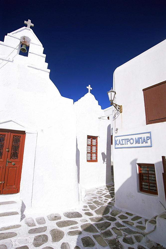 Street scene with whitewashed buildings, Mykonos Town, island of Mykonos, Cyclades, Greece, Europe