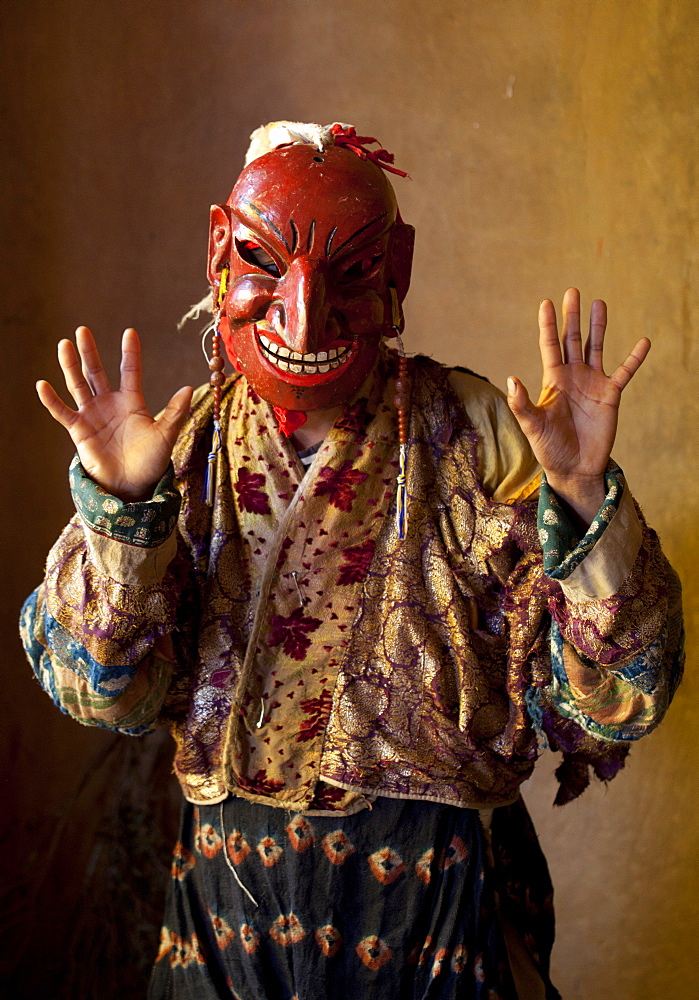 Buddhist monk wearing carved wooden mask waiting for the next dance during Gangtey Tsechu at Gangte Goemba, Gangte, Phobjikha Valley, Bhutan, Asia