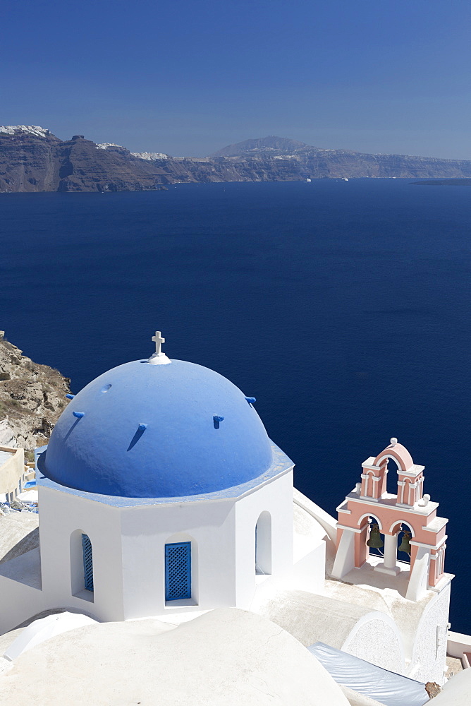 White church with blue dome and pink belltower overlooking the Caldera, Oia, Santorini, Cyclades Islands, Greek Islands, Greece, Europe