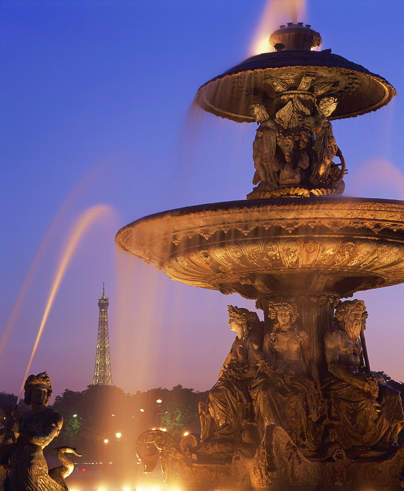 The water fountain in the Place de la Concorde with the Eiffel Tower beyond, Paris, France, Europe