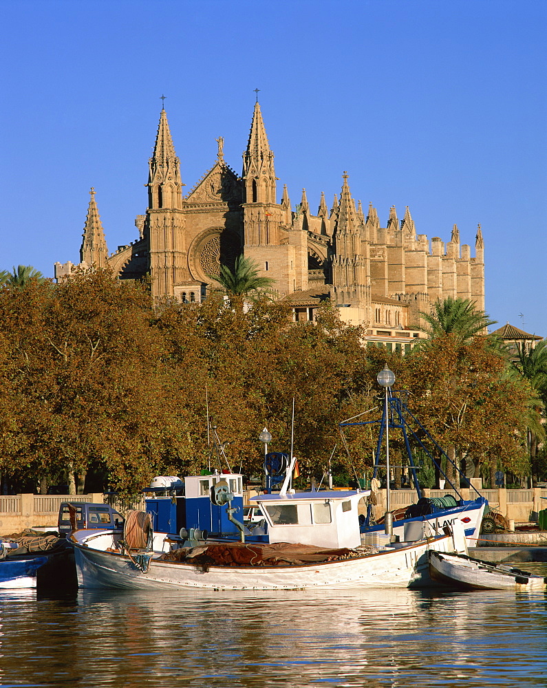 Boats on the waterfront below the cathedral of Palma, on Majorca, Balearic Islands, Spain, Mediterranean, Europe