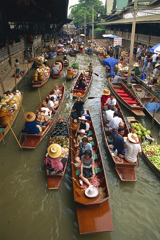 Tourist boats on the klong at the Floating Market at Nakhon Pratom in Thailand, Southeast Asia, Asia