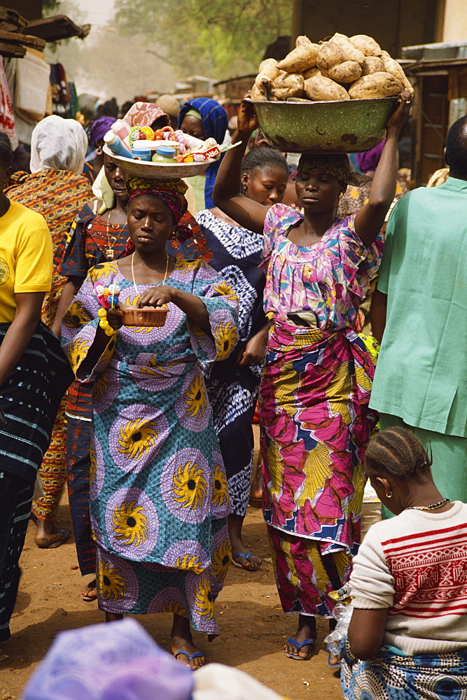 Women carrying goods to market, Bobo-Dioulasso, Burkina Faso, West Africa, Africa