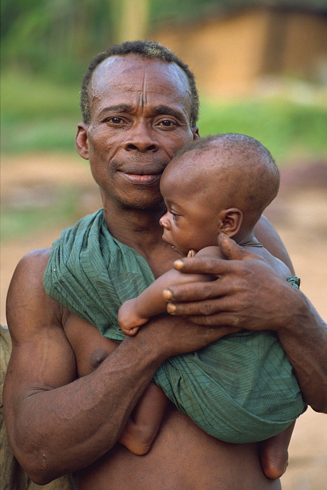 Pygmy man holding his very young child, south east area, Cameroun, West Africa, Africa