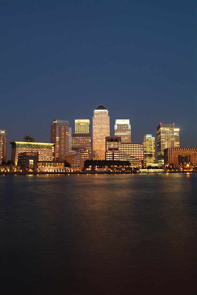 UK, London, Canary Wharf & Isle of Dogs at dusk