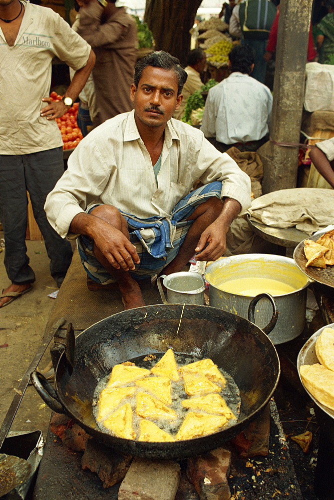 Street vendor cooking pakoras, Hayana, Old Delhi, India, Asia