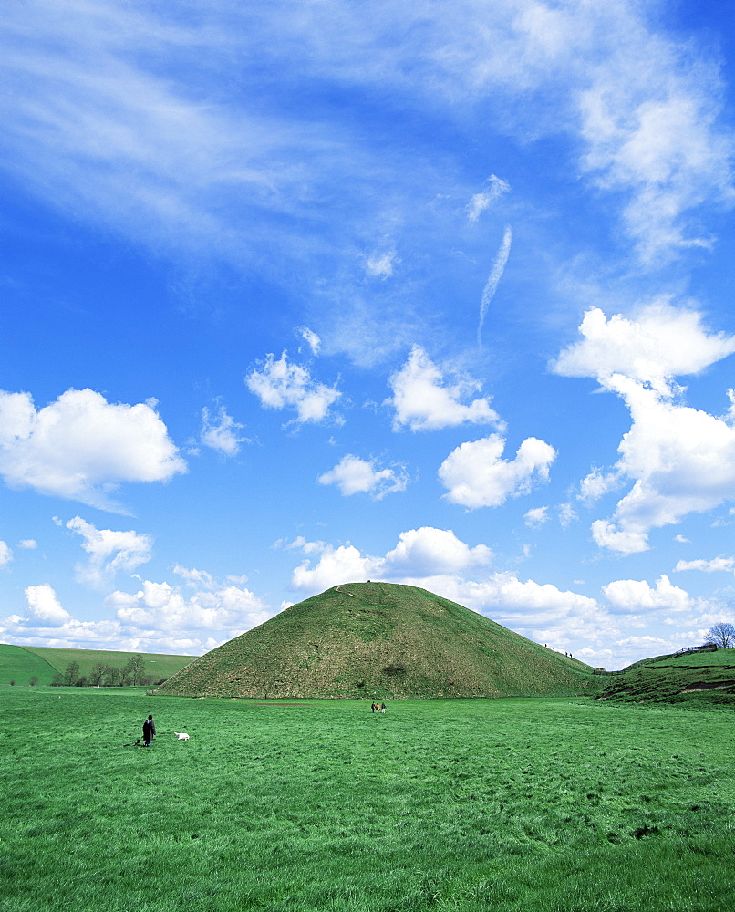 Largest man made mound in Europe, purpose unknown, Silbury Hill, Wiltshire, England, United Kingdom, Europe