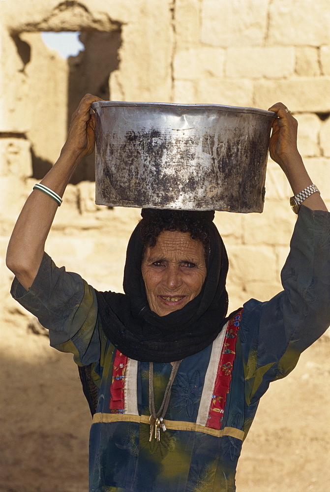 Bedouin woman carrying a metal pot on her head, Marib, Rub al Khali, Yemen, Middle East