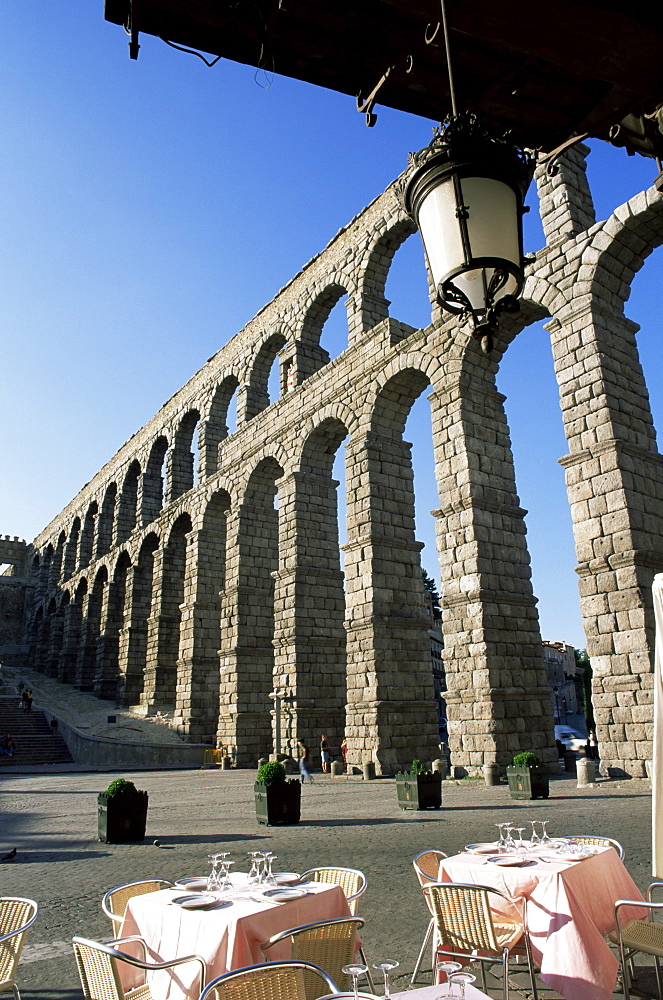 The Roman aqueduct, UNESCO World Heritage Site, from terrace of cafe in the Plaza Azoguejo, Segovia, Castilla y Leon, Spain, Europe