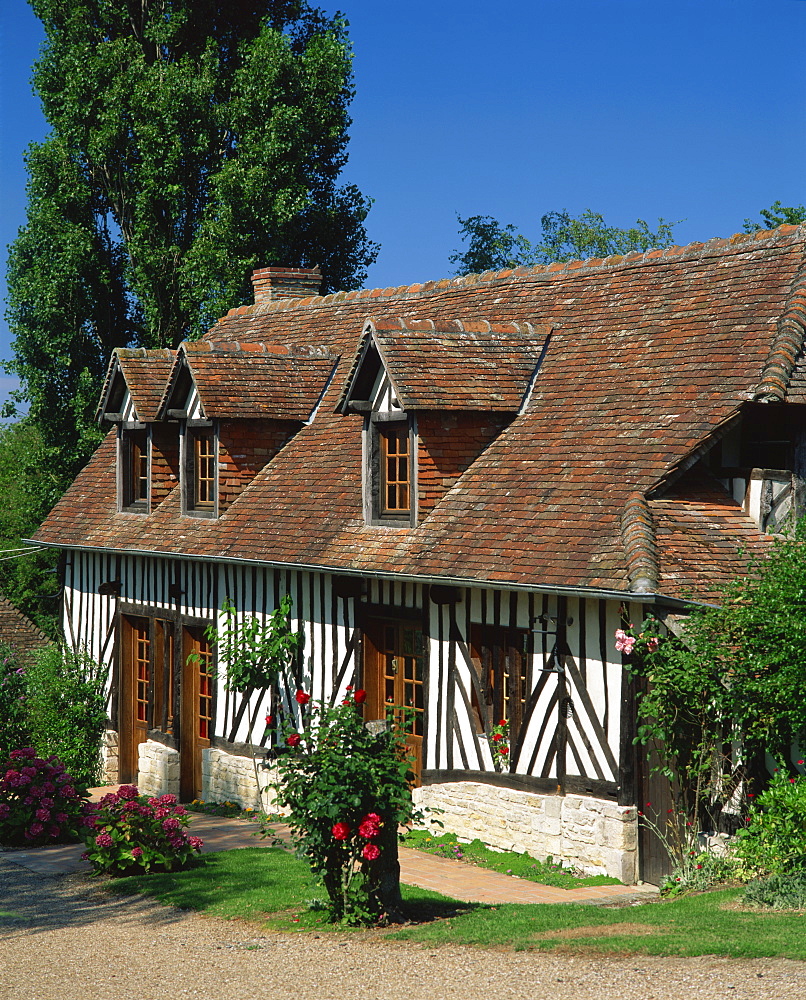 Typical timbered cottage in summer near St. Pierre sur Dives in the Calvados region of Basse Normandie, France, Europe