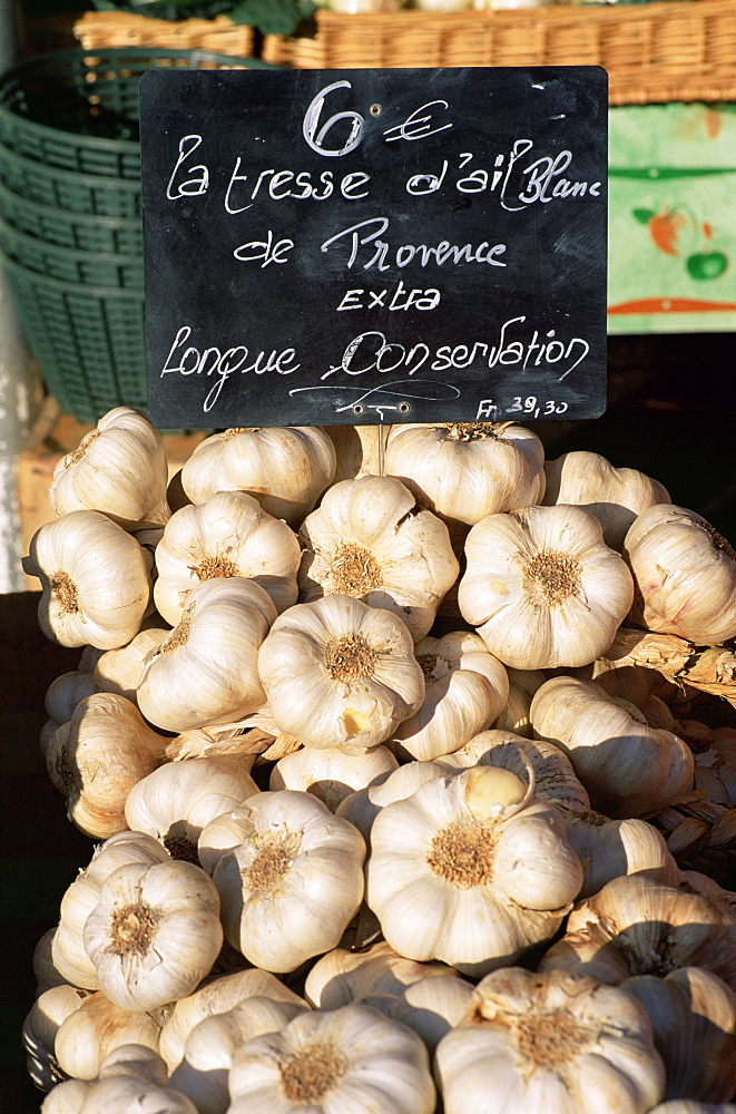 Garlic for sale on the market in Cours Saleya, Nice, Alpes Maritimes, Cote d'Azur, Provence, France, Europe