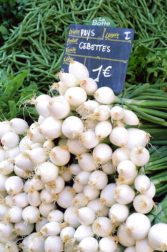 Spring onions (salad onions) for sale on market in the Rue Ste. Claire, Annecy, Haute-Savoie, Rhone-Alpes, France, Europe