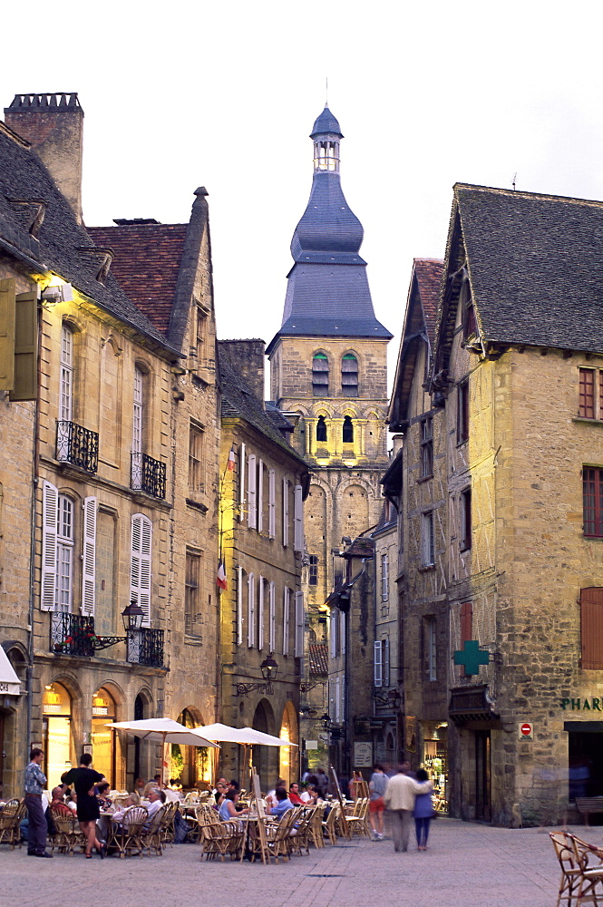 Evening in the Place de la Liberte, Sarlat-la-Caneda, Dordogne, Aquitaine, France, Europe