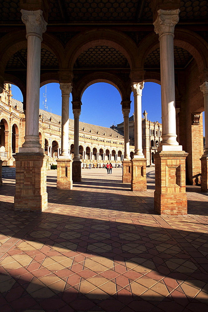 View through arches to the Palacio Espanol, Plaza de Espana, Parque de Maria Luisa, Seville, Andalucia (Andalusia), Spain, Europe