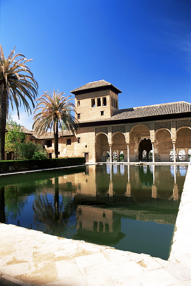 Palacio del Partal reflected in pool, Alhambra, UNESCO World Heritage Site, Granada, Andalucia (Andalusia), Spain, Europe