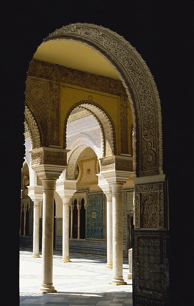 View through archway to the Patio Principal, Casa de Pilatos, Seville, Andalucia (Andalusia), Spain, Europe