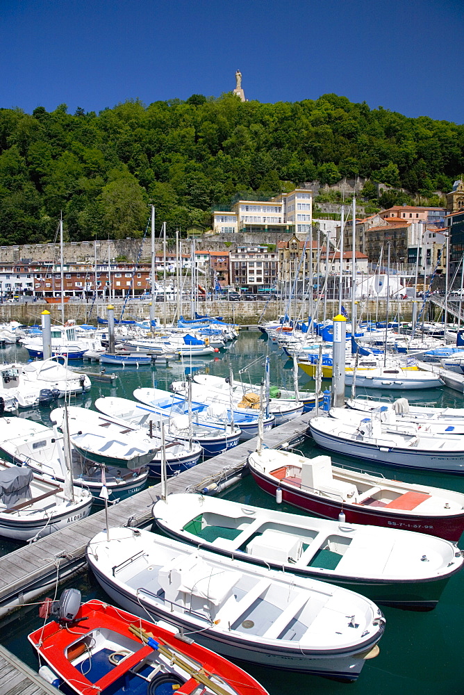 View across the harbour to the wooded slopes of Monte Urgull, San Sebastian, Guipuzcoa, Pais Vasco (Basque Country), Euskadi, Spain, Europe