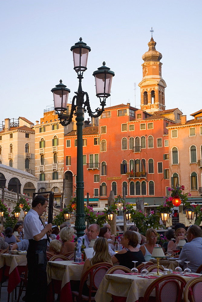 Alfresco dining near the Ponte di Rialto, San Polo district, Venice, Veneto, Italy, Europe