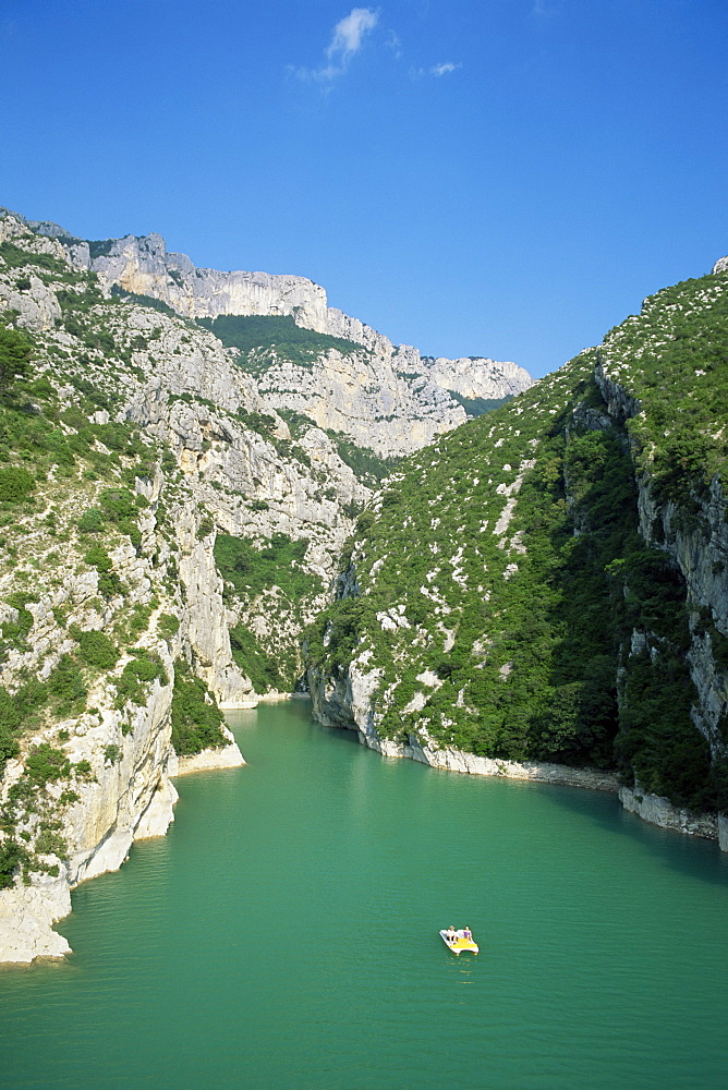 Small boat on the River Verdon in the Grand Canyon of the Verdon, Alpes-de-Haute-Provence, Provence, France, Europe