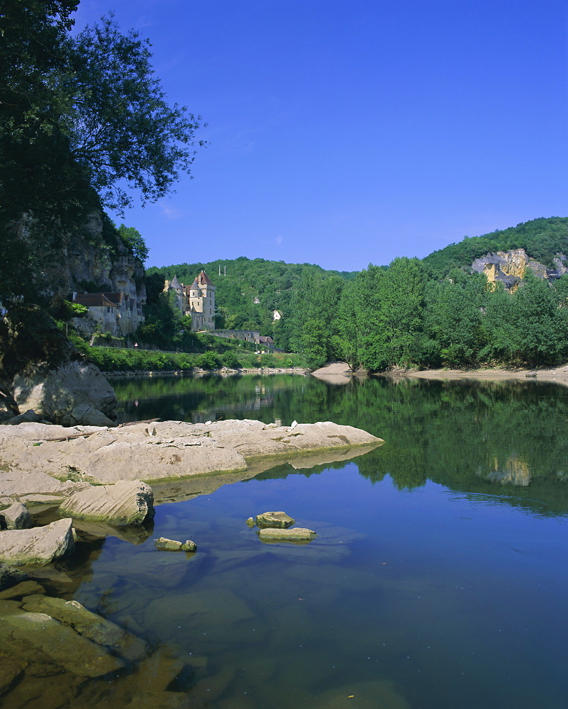 River Dordogne and castle, La Roque Gageau, Aquitaine, France, Europe