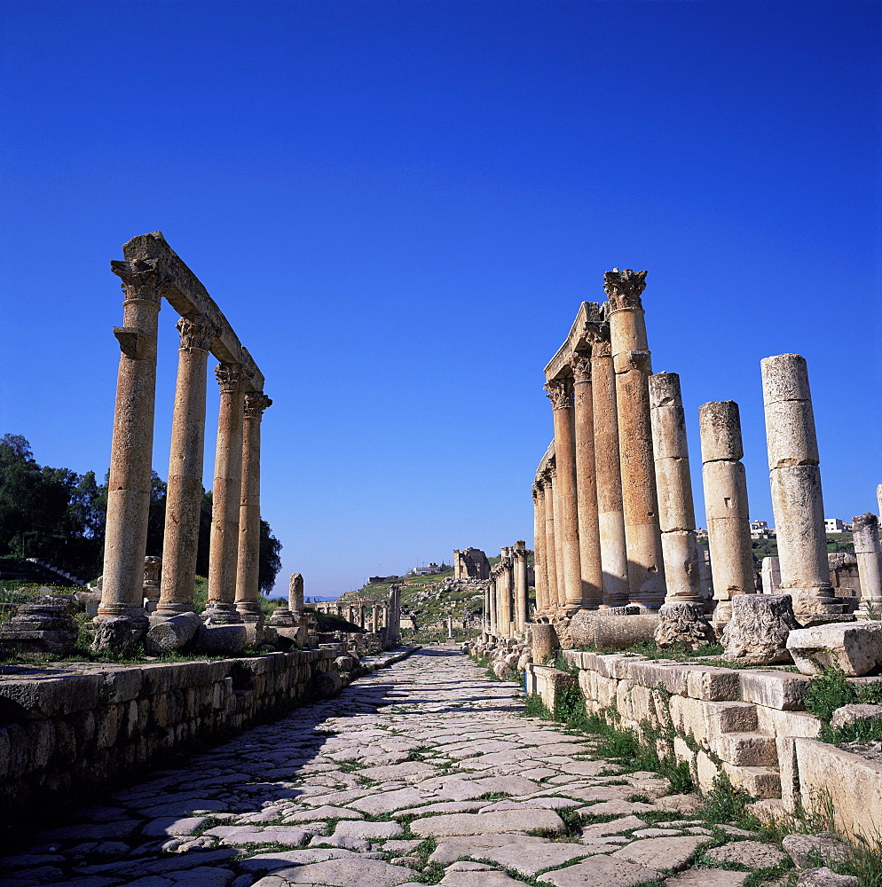 Cardo (main street) of the Roman Decapolis city, dating from 39 to 76 AD, looking south to the Temple of Zeus, Jerash, Jordan, Middle East